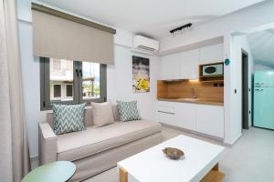 克里斯阿穆迪亚Aerino Luxury Villas的客厅配有沙发和桌子