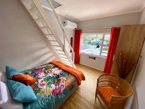 开普敦Audiophile Relax Hideaway on the Water的一间卧室配有一张双层床和梯子