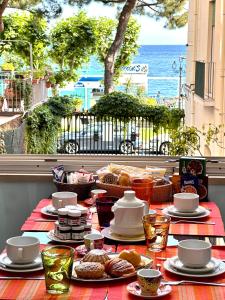 米诺利Amalfi Coast Boutique apartment -sea view - AQUAMARINA的一张桌子,上面有食物,享有海景