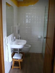 LuquianoApartamentos Rurales Casa Lafuente的白色的浴室设有水槽和淋浴。