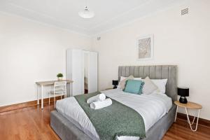 悉尼Signature Queen Room in Auburn的一间卧室配有一张带绿毯的大床
