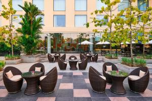 尼杜巴塞莱高知机场万怡酒店的大楼内带桌椅的庭院