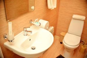 奇姆肯特Sapar Budget Hotel的浴室配有白色水槽和卫生间。