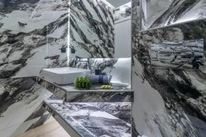 新马尔马拉斯SithoniaRS Luxury 1st Floor Apartment With SeaView的浴室设有黑色和白色的大理石墙壁和水槽。
