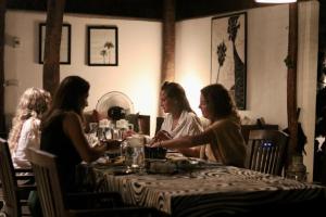卡尔皮蒂耶Anawasal的坐在餐厅桌子上的三个女人
