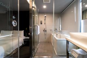 台北安庭台北商旅的带淋浴、盥洗盆和浴缸的浴室