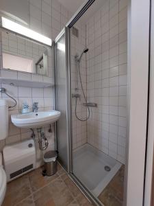 Rohrbach bei MattersburgFerienwohnung Kutrowatz的带淋浴和盥洗盆的浴室