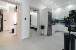 新马尔马拉斯SithoniaRS Luxury 2nd Floor Roofgarden Apartment With Unique Seaview的厨房配有白色橱柜和水槽