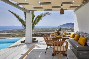 易莫洛林El Verano Hideaway的一个带桌椅的庭院和一个游泳池