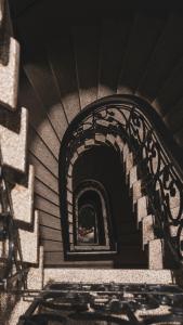 哥德堡昂尼克森酒店的砖墙建筑中的楼梯