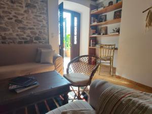 阿吉奥斯伊欧尼斯Galini Hotel Agios Ioannis Pelion的客厅配有沙发和桌椅