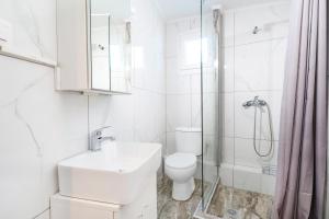 卡尔利拉基Marika's House的浴室配有卫生间、盥洗盆和淋浴。
