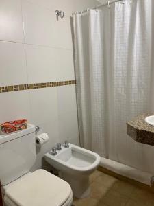 格塞尔镇De La Plaza Hotel的浴室配有卫生间、淋浴和盥洗盆。
