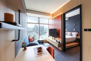 香港TOWNPLACE WEST KOWLOON的酒店客房带一张床,还有一间景观房