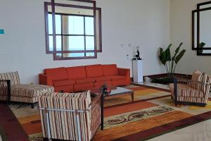 帕拉亚格兰德普拉亚格兰德委内瑞拉万豪酒店的客厅配有橙色沙发和椅子