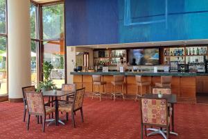 帕拉亚格兰德普拉亚格兰德委内瑞拉万豪酒店的一间带桌椅的餐厅和一间酒吧