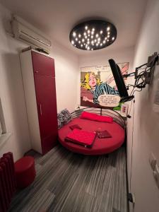 贝尔格莱德Pop Art的一间房间,里面设有一张红色的床