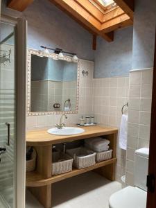 LuquianoApartamentos Rurales Casa Lafuente的一间带水槽和镜子的浴室