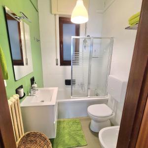 圣玛格丽塔-利古雷Lovely House的浴室配有卫生间、盥洗盆和淋浴。