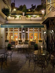 巴黎杜克圣西蒙酒店的夜间带桌椅的户外庭院
