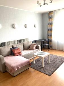 里加Apartment Saharova的客厅配有沙发和桌子