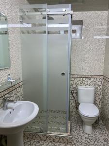 撒马尔罕Hotel Shakhname的带淋浴、卫生间和盥洗盆的浴室