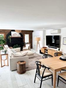 努萨角Sunset on Noosa Chalet的客厅配有家具和平面电视。