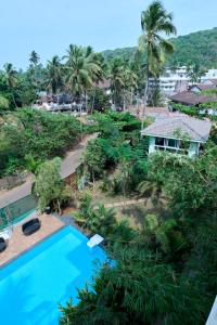 OxelFig House Anjuna-Chapora Road , Siolim 1BHK Suite的享有带游泳池的度假村的空中景致