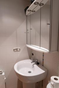 奥维多Acogedor Apartamento en Oviedo Frente al HUCA的白色的浴室设有水槽和镜子