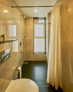 OxelFig House Anjuna-Chapora Road , Siolim 1BHK Suite的一间带白色卫生间的浴室和窗户。