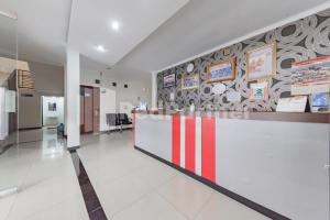 万隆Maleo Residence Bandung Mitra RedDoorz的医院的大厅,有接待台