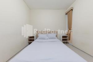 万隆Maleo Residence Bandung Mitra RedDoorz的白色的卧室设有白色的床和窗户。