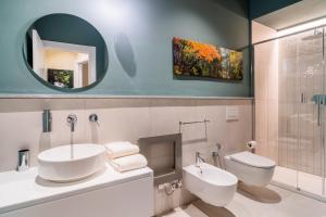 奥斯塔Aosta Holiday Apartments - Sant'Anselmo的一间带水槽、卫生间和镜子的浴室
