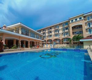 达沃市Arezzo Place Davao Condominium的酒店前方的大型游泳池