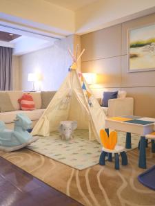 北京北京万豪行政公寓的一间设有游戏室的房间,配有帐篷和玩具