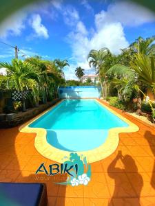 阿尔比恩Maya-Abiki Mauritius的棕榈树度假村内的游泳池
