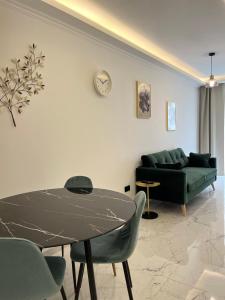 姆西达Msida Marina Apartments的客厅配有桌子和沙发