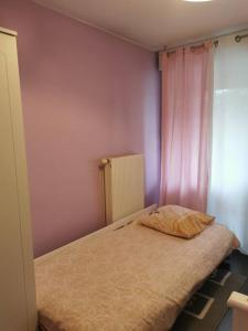 appartement cosy à 10 min du centre de Strasbourg客房内的一张或多张床位