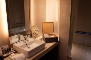 尾道市尾道贝拉维斯塔温泉码头酒店的一间带水槽和淋浴的浴室