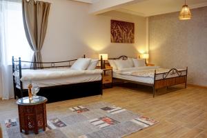 内夫谢希尔IVY Cappadocia的酒店客房设有两张床和一张桌子。
