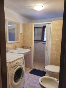 塔维亚诺Gallipoli lato sudChalet Pesco的一间带洗衣机和水槽的浴室