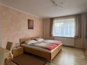 塞博登Feistritzer的一间卧室配有一张床、一张桌子和一个窗户。