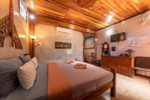 南邦Kanecha's Home Lampang的一间卧室配有一张床、一个水槽和一张桌子