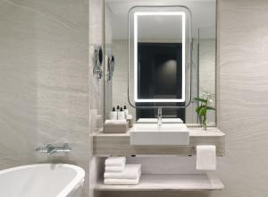 曼谷曼谷洲际酒店的浴室配有盥洗盆、镜子和浴缸