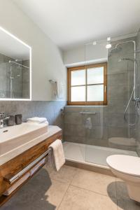 若特阿赫-埃根Rottach Apartments - Ferienwohnungen am Tegernsee的带淋浴和盥洗盆的浴室