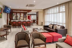 乌姆塔塔萨沃伊酒店和会议中心的带沙发和酒吧的客厅