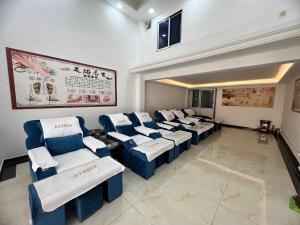 金边Yaou Hotel的一间设有蓝色和白色椅子的等候室