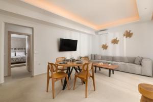 法里拉基Aqua Villa Faliraki的客厅配有桌子和沙发