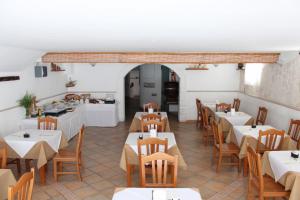 维耶斯泰Hotel Punta San Francesco的一间带桌椅的餐厅和一间厨房