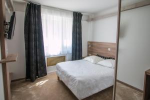 莫达讷旅客酒店的一间卧室设有一张床和一个大窗户